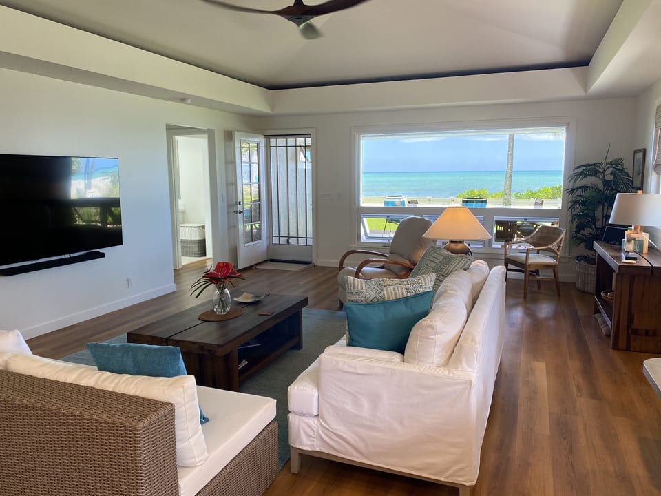 Family room facing ocean - taken from kitchen

