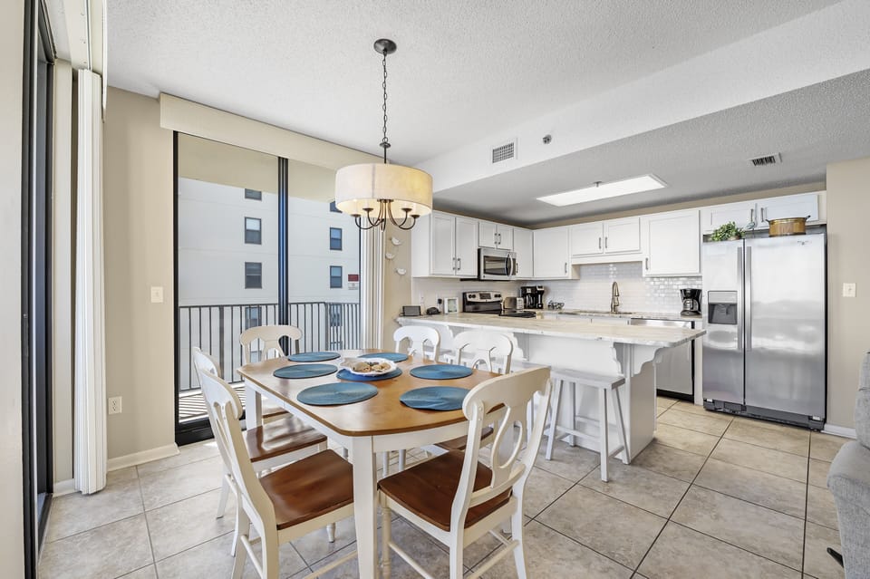 Dining Table for 6 and extra Seating at the Breakfast Bar
