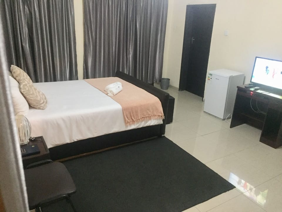 Double Room | Minibar, desk, laptop workspace, blackout drapes