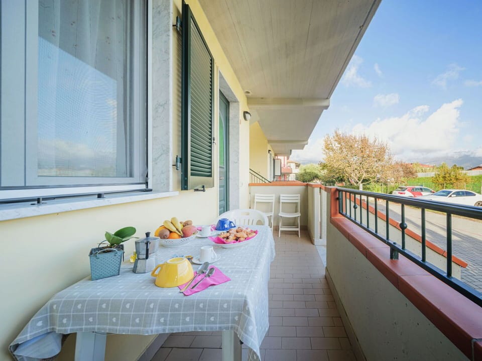 Table, Furniture, Property, Window, Plant, Sky, Building, Interior Design, Architecture, Shade