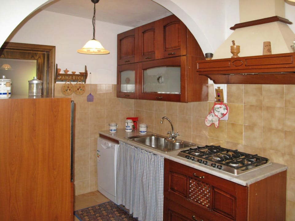 Countertop, Room, Cabinetry, Kitchen, Property, Furniture, Tile, Building, Interior Design, Kitchen Stove