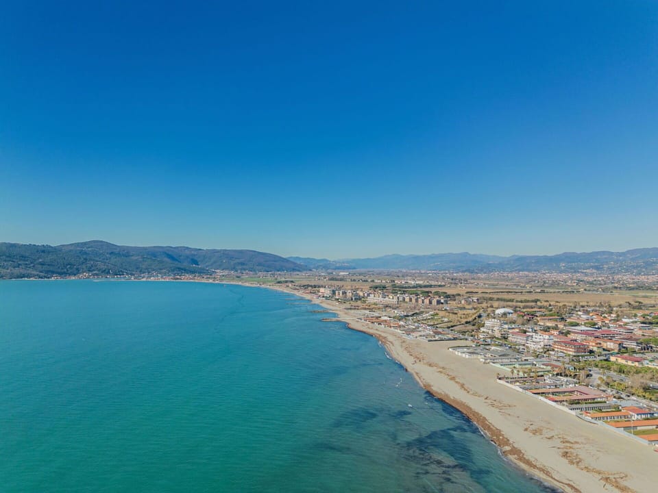 Water Resources, Body Of Water, Mountainous Landforms, Coast, Beach, Coastal And Oceanic Landforms, Sea, Horizon, Hill, Shore