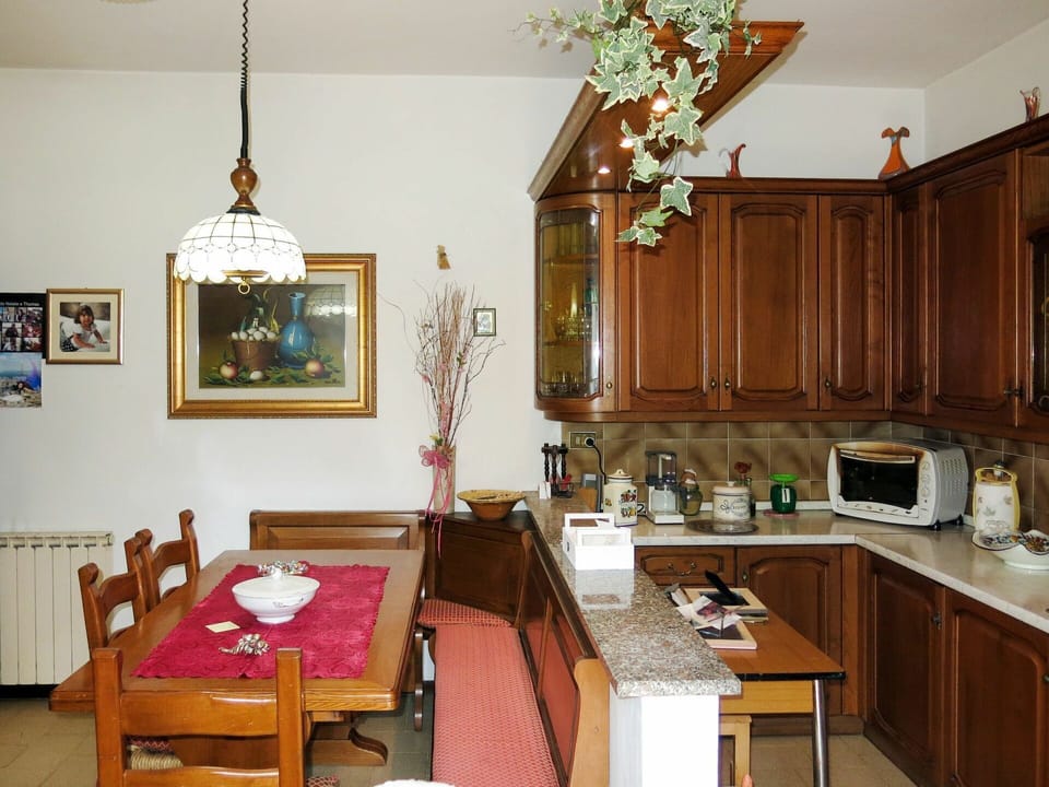 Room, Furniture, Property, Interior Design, Building, Dining Room, Kitchen, House, Table, Ceiling