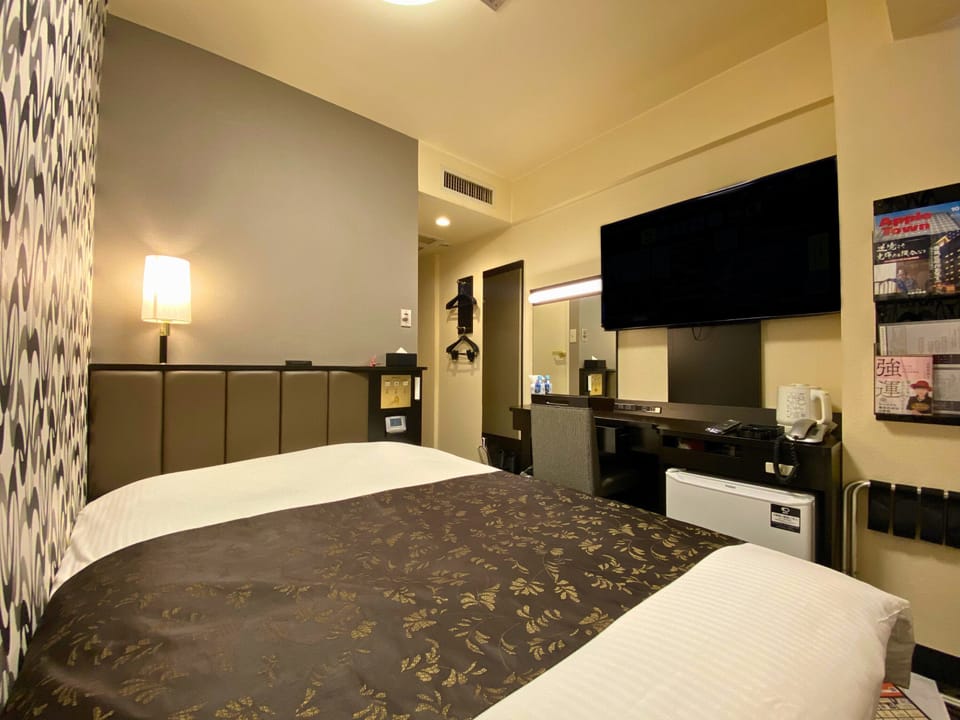 Pillowtop beds, desk, blackout drapes, free WiFi