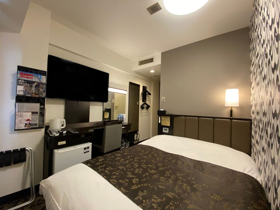 Pillowtop beds, desk, blackout drapes, free WiFi