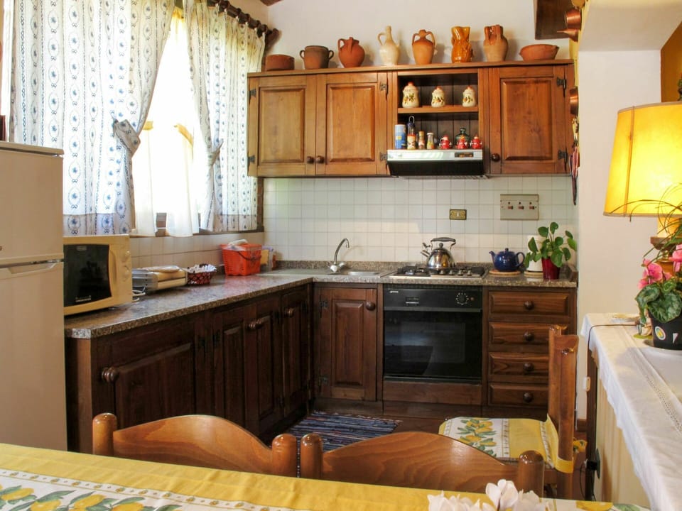 Countertop, Room, Furniture, Kitchen, Cabinetry, Property, Interior Design, House, Building, Home