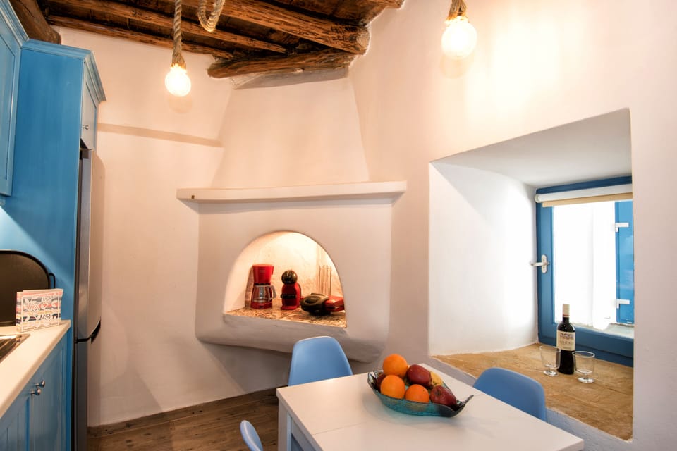 The old decorative wood-fired oven is the trademark of all cycladic houses.