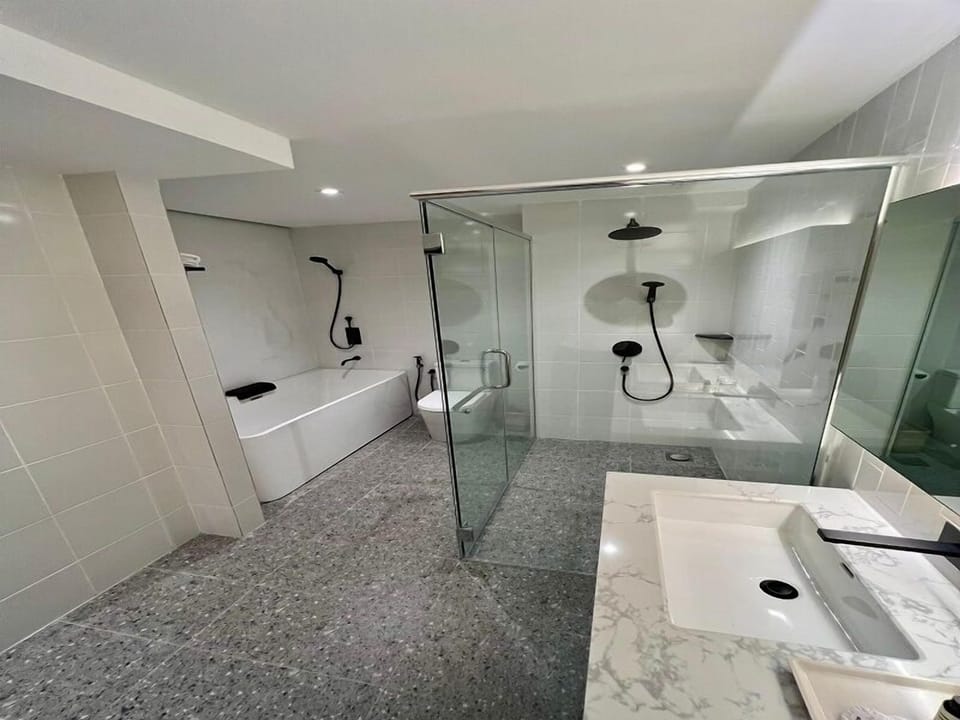 Junior Suite Newly Renovated | Bathroom | Hair dryer, towels, soap, shampoo