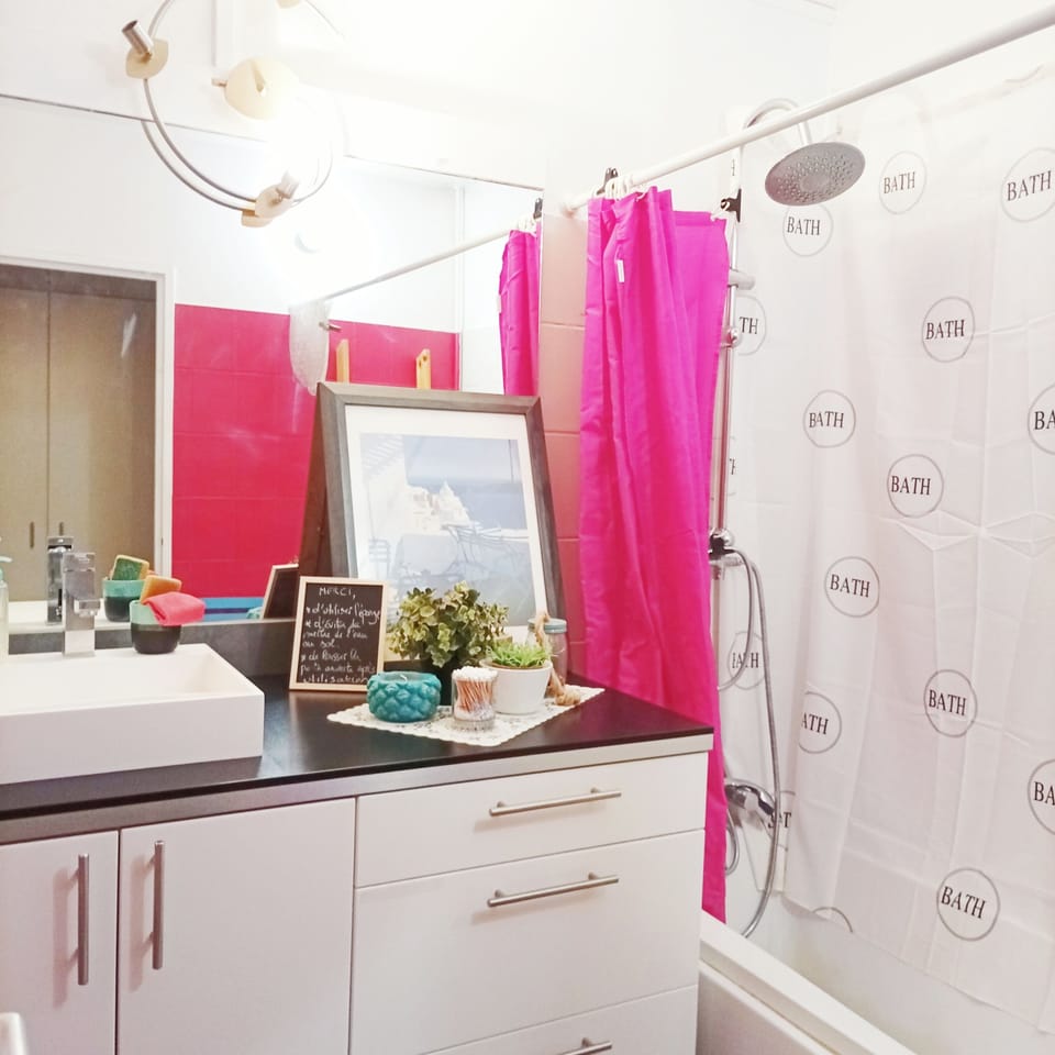 Separate tub and shower, towels