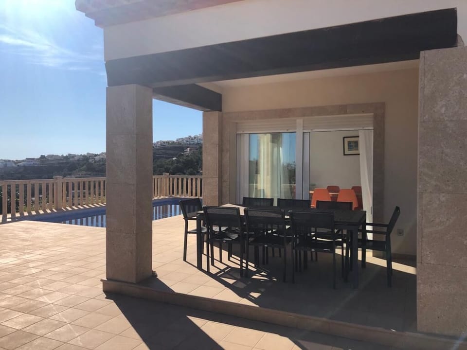 View of the terrace, pool and Cumbre mountainside