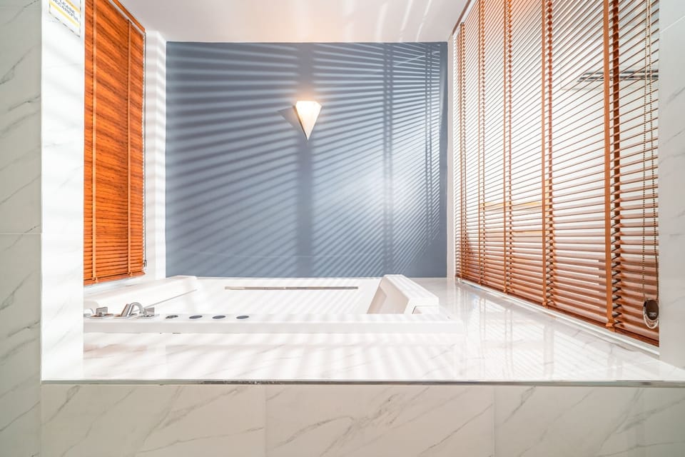 Deluxe Jacuzzi Villa | Bathroom | Free toiletries, hair dryer, bathrobes, slippers