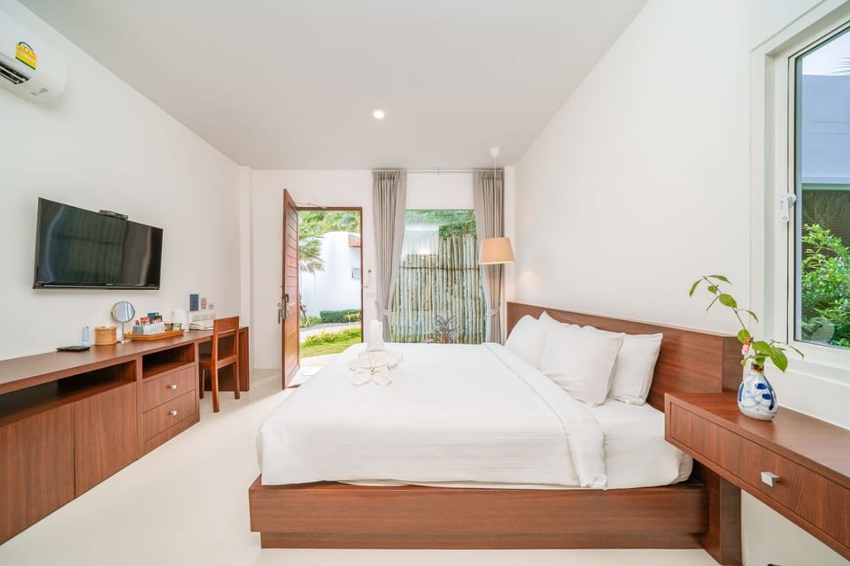 Deluxe Jacuzzi Villa | Free minibar items, in-room safe, desk, blackout drapes