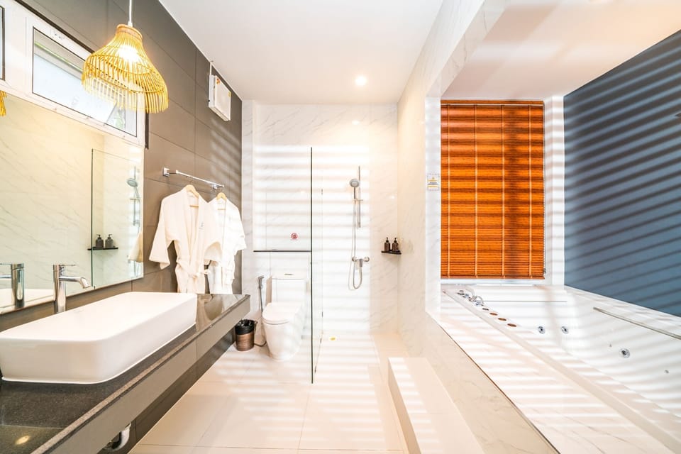 Deluxe Jacuzzi Villa | Bathroom | Free toiletries, hair dryer, bathrobes, slippers