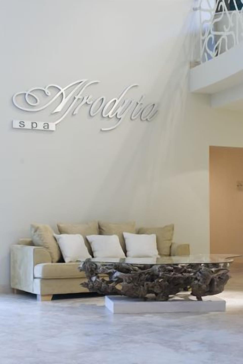 Couples treatment rooms, sauna, hot tub, body treatments, hydrotherapy