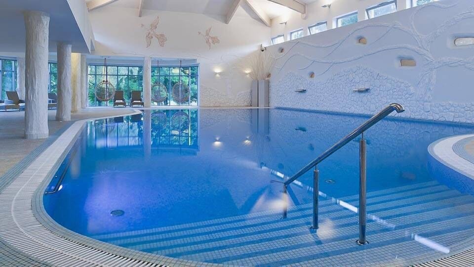 Indoor pool, sun loungers