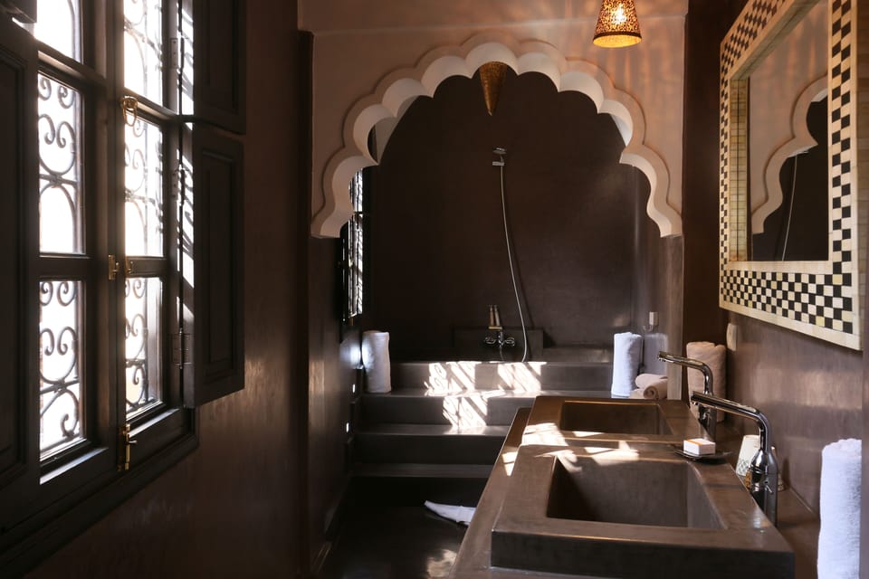 Standard Suite | Bathroom | Free toiletries, hair dryer, towels