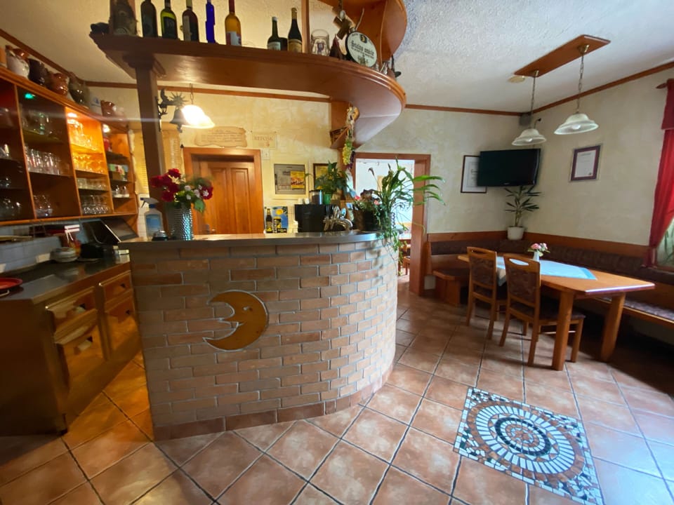 Breakfast, lunch, dinner and brunch served