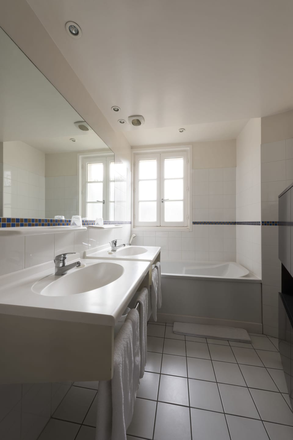Comfort Double Room | Desk, blackout drapes, soundproofing, free WiFi