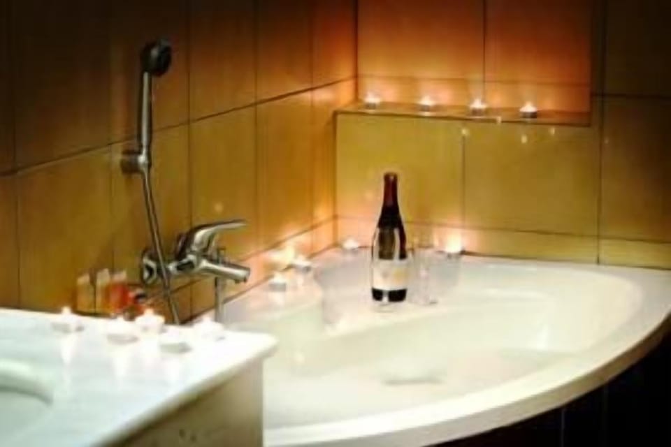 Deep soaking bathtub
