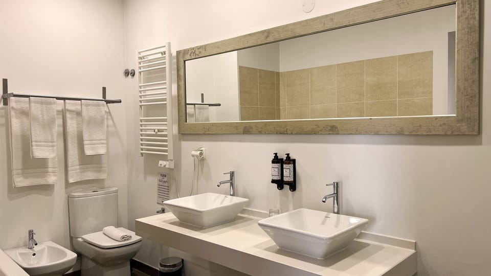 Family Quadruple Room | Bathroom | Shower, rainfall showerhead, hair dryer, towels