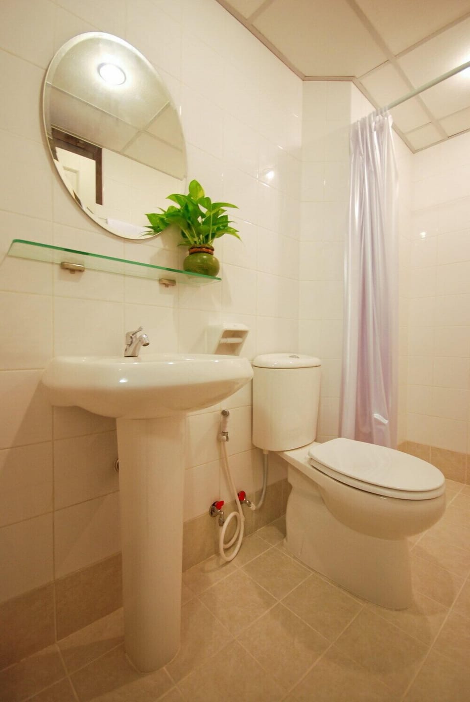 Deluxe Room, 1 King Bed | Bathroom | Shower, hair dryer, bidet, towels