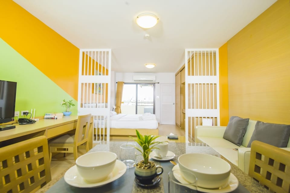 Deluxe Room, 1 King Bed | In-room safe, desk, laptop workspace, iron/ironing board