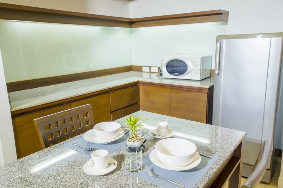 Deluxe Room, 1 King Bed | Private kitchen | Electric kettle, dining tables