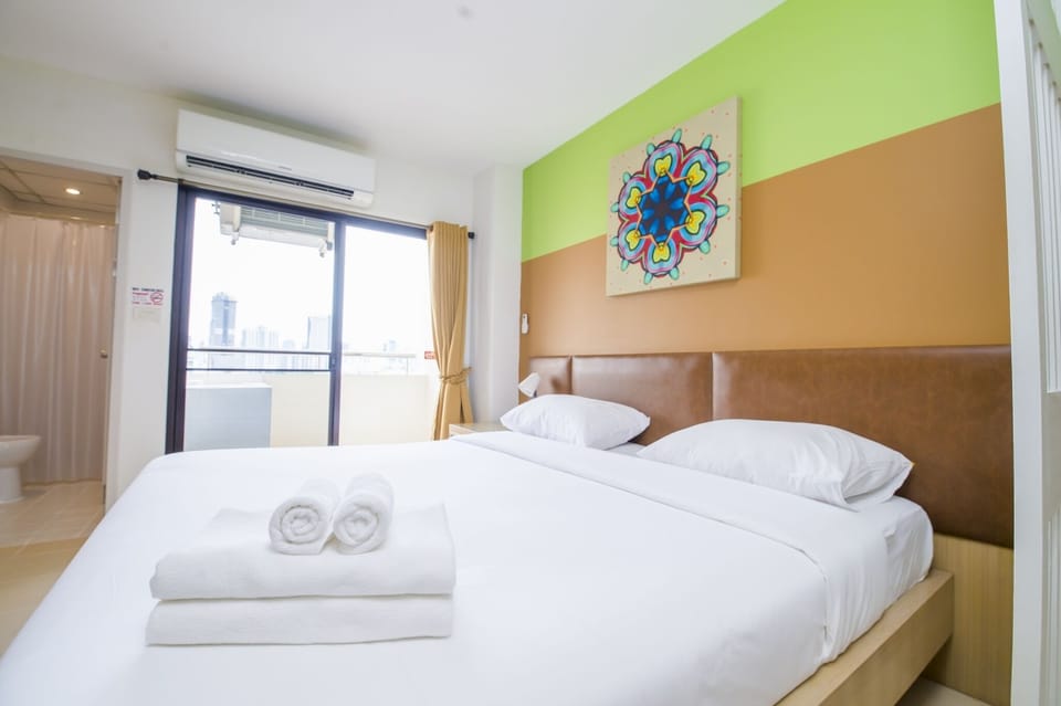 Deluxe Room, 1 King Bed | In-room safe, desk, laptop workspace, iron/ironing board