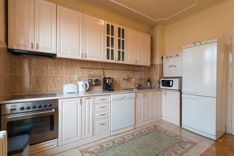 Full-size fridge, microwave, stovetop, dishwasher