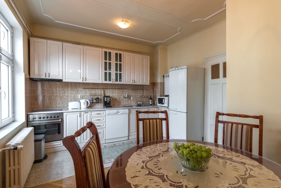 Full-size fridge, microwave, stovetop, dishwasher
