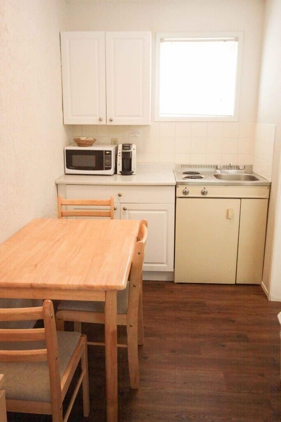 Studio, 2 Queen Beds, Kitchenette, Ground Floor (No Pets Allowed) | Private kitchenette | Coffee/tea maker, fridge, microwave