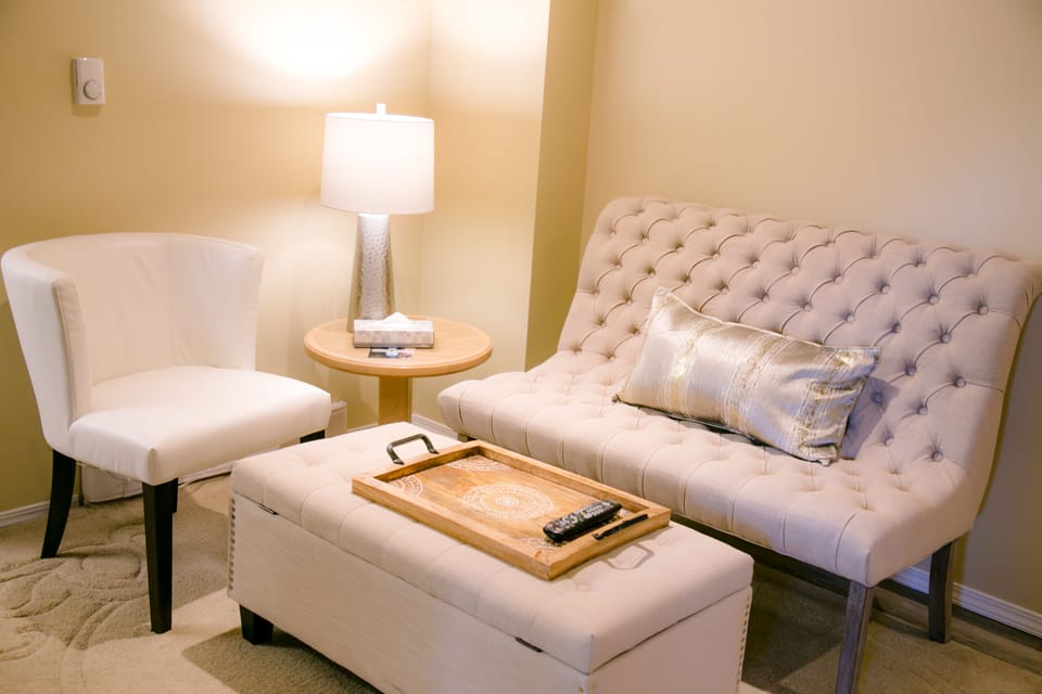 Family Suite, 2 Bedrooms, Non Smoking (Upper Level, No Pets Allowed) | Cribs (surcharge), WiFi (free), bed sheets