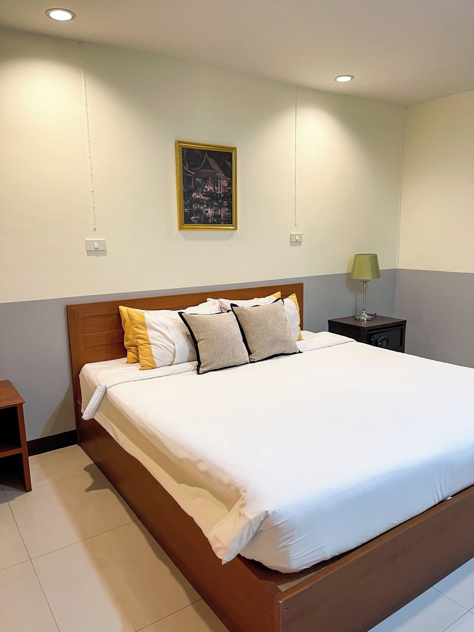 Superior Room, 1 King Bed | In-room safe, blackout drapes, free WiFi, bed sheets