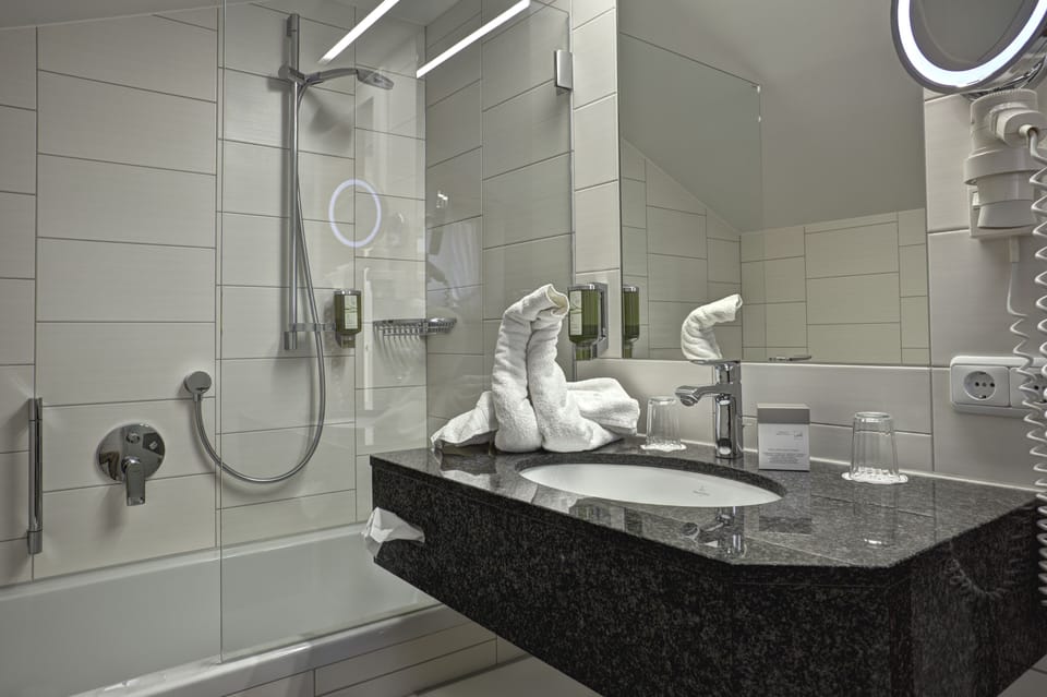 Deluxe Double Room | Bathroom | Hair dryer, bathrobes, slippers, heated floors