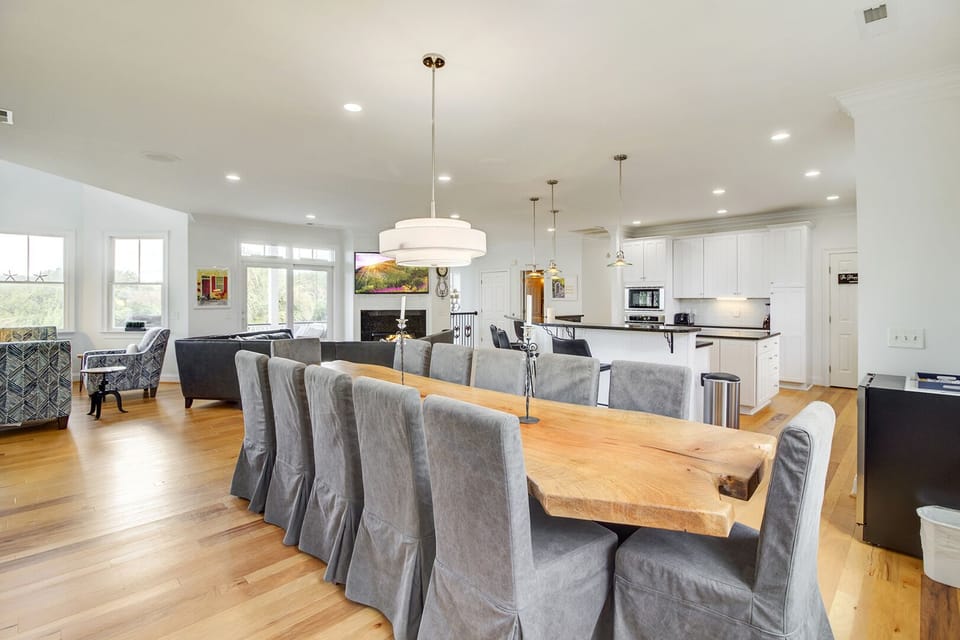 Dining area with room for everyone.