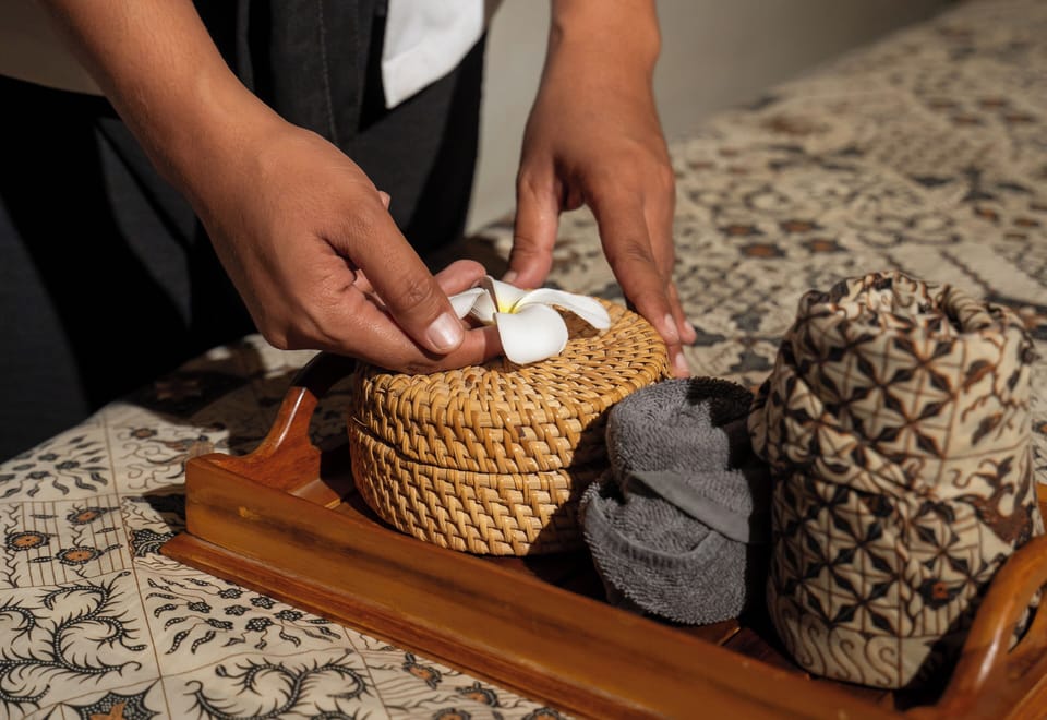 Couples treatment rooms, hot tub, body treatments, aromatherapy