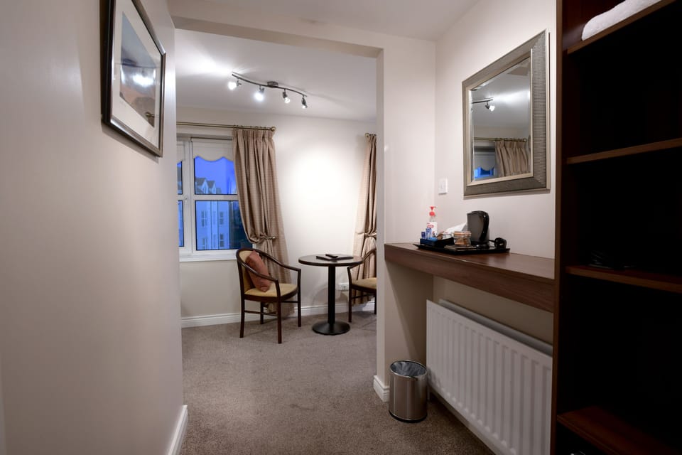 Deluxe Twin Room, Ensuite | Individually decorated, individually furnished, desk, blackout drapes