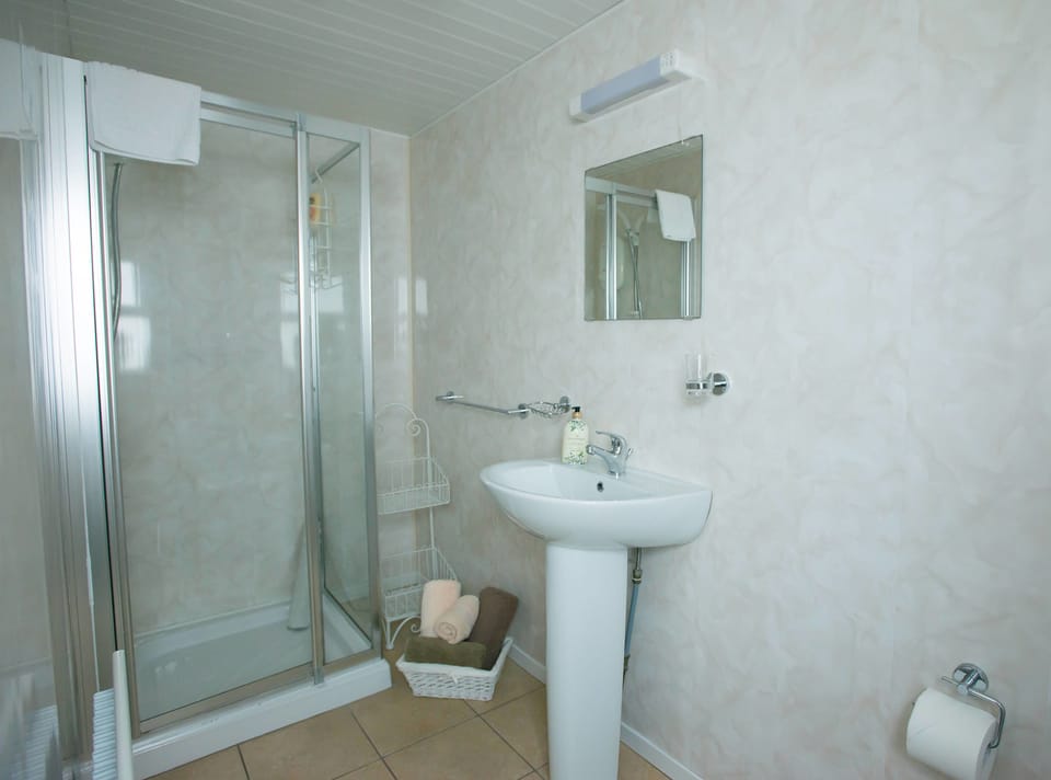 Deluxe Double Room, Ensuite | Bathroom | Shower, free toiletries, hair dryer, bathrobes