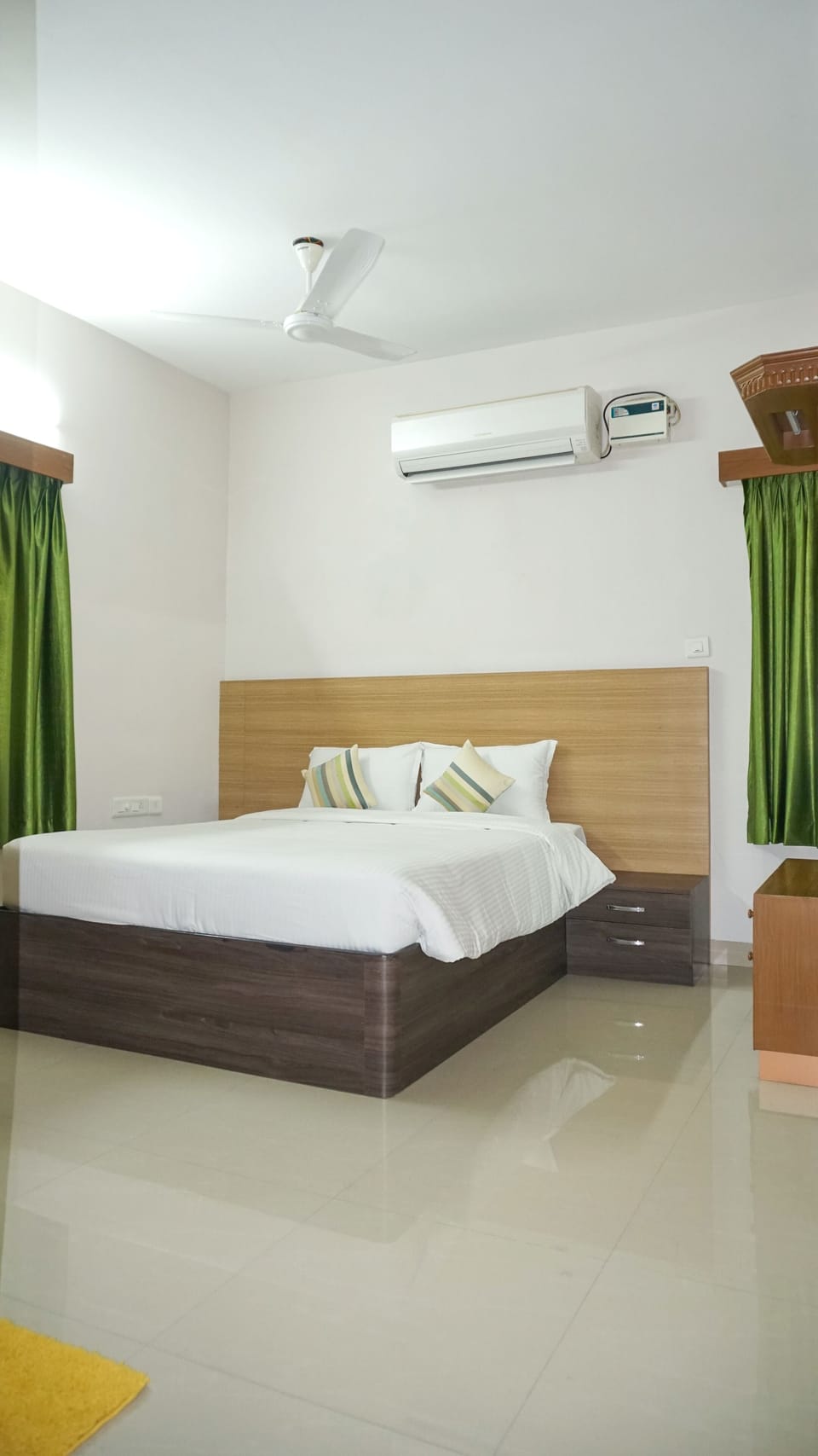 Executive Quadruple Room | Soundproofing, iron/ironing board, free WiFi, bed sheets