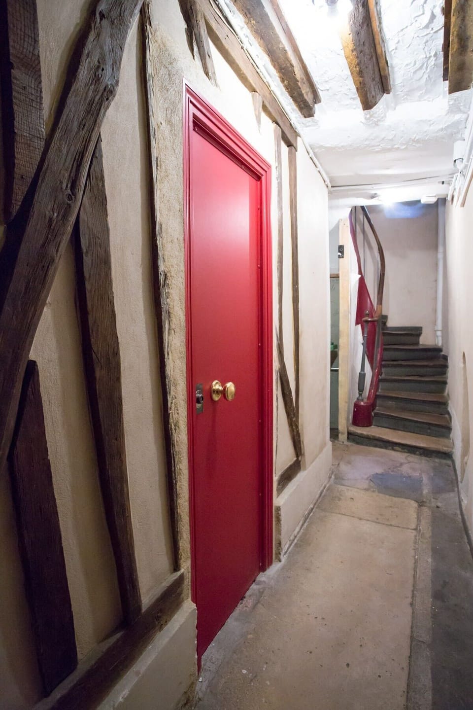 Vue du couloir extérieur et entrée de l'appartement