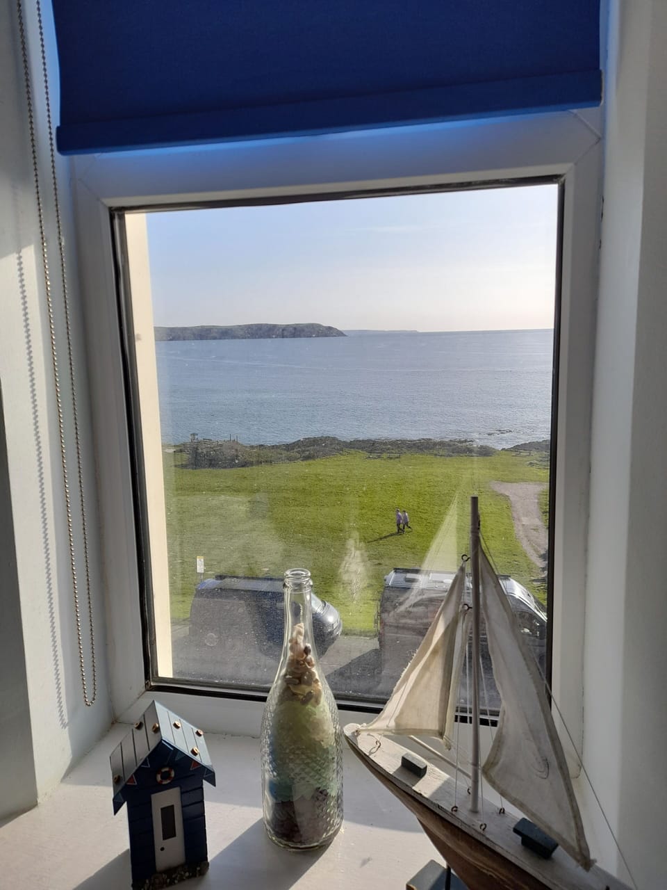 twin bedroom view to beach
