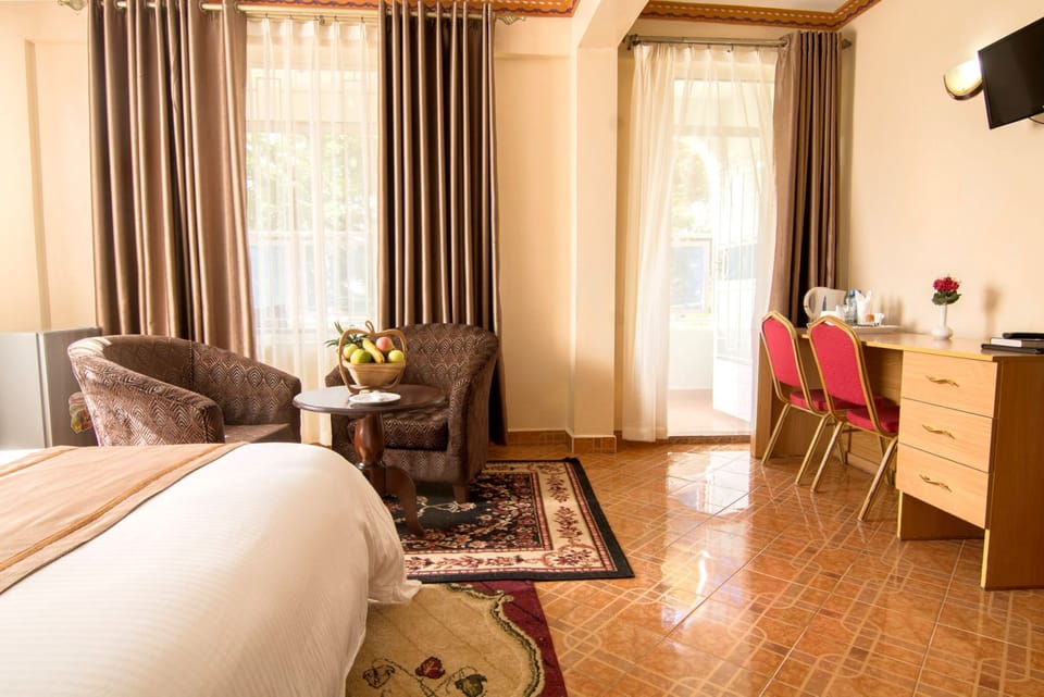 Executive Room | Minibar, desk, laptop workspace, blackout drapes