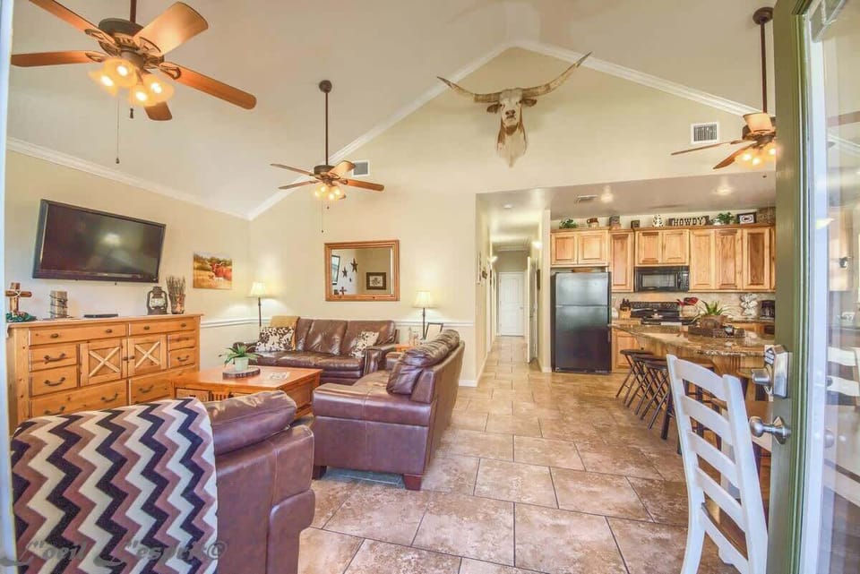 Living area & kitchen 