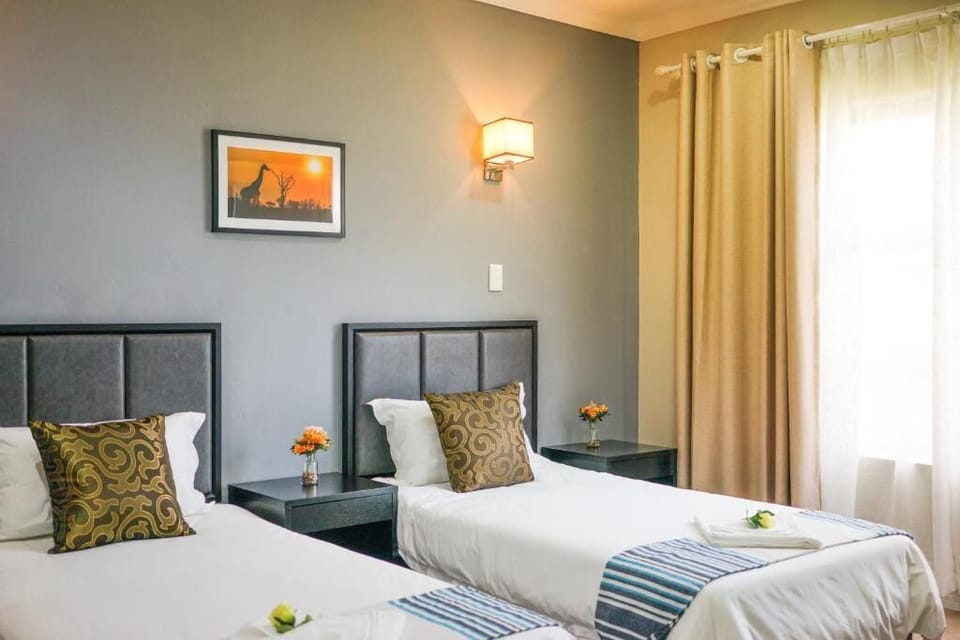 Deluxe Twin Room | Minibar, desk, laptop workspace, blackout drapes