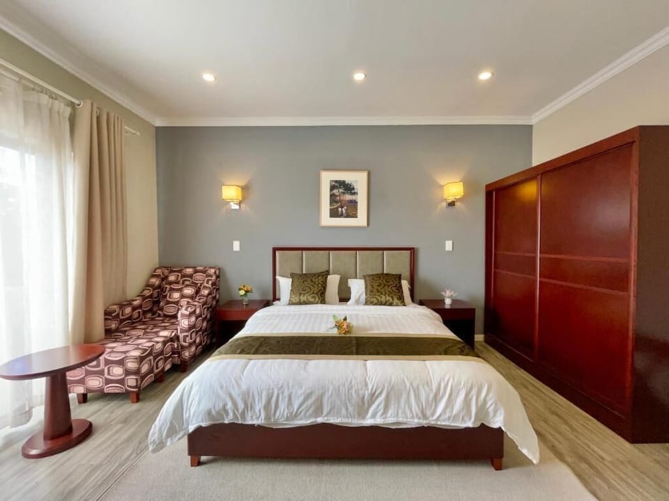 Minibar, desk, laptop workspace, blackout drapes