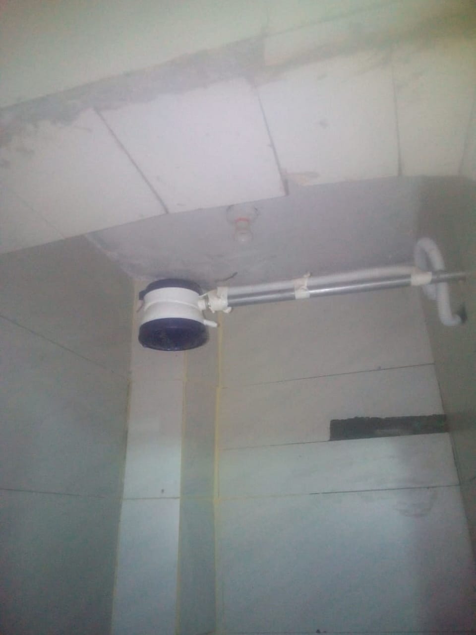 Single Room | Bathroom | Shower, rainfall showerhead, free toiletries, slippers