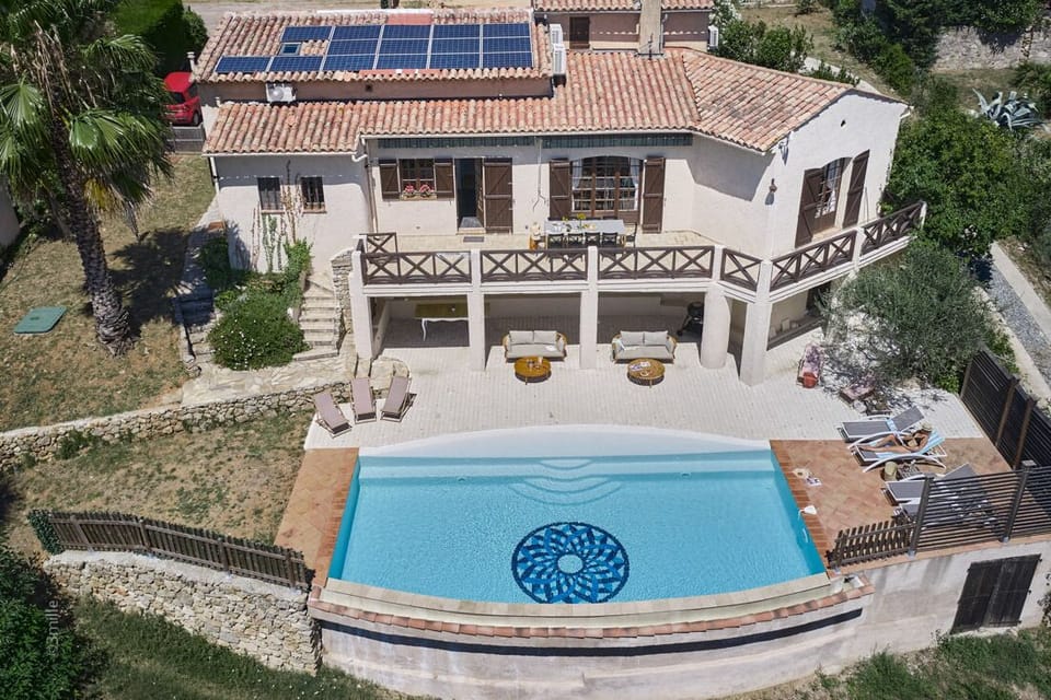 Magnificent villa with pool and garden