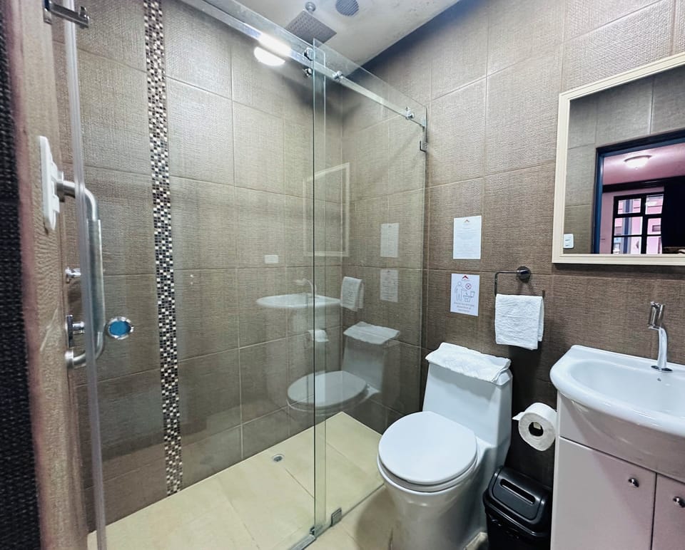 Classic Triple Room | Bathroom | Free toiletries, towels, soap, shampoo
