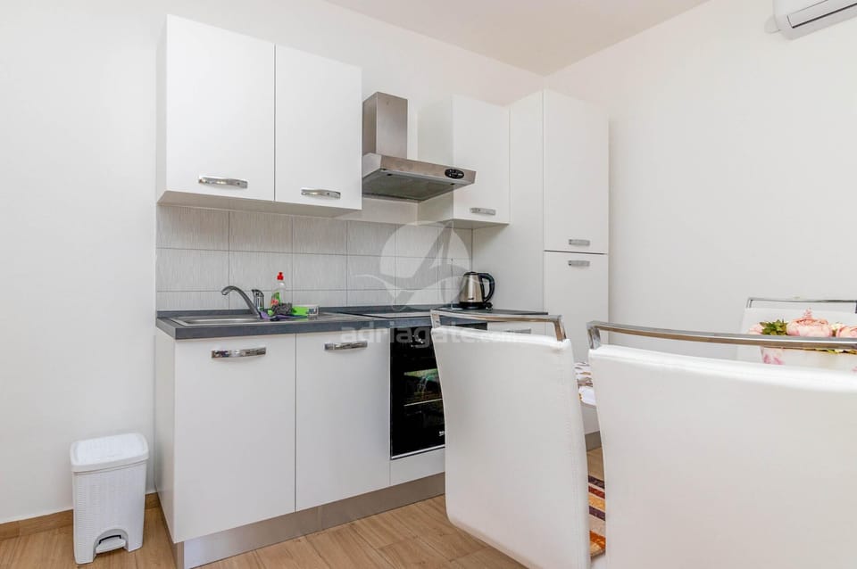 Apartment (A1) | Private kitchen | Fridge, oven, stovetop, dishwasher