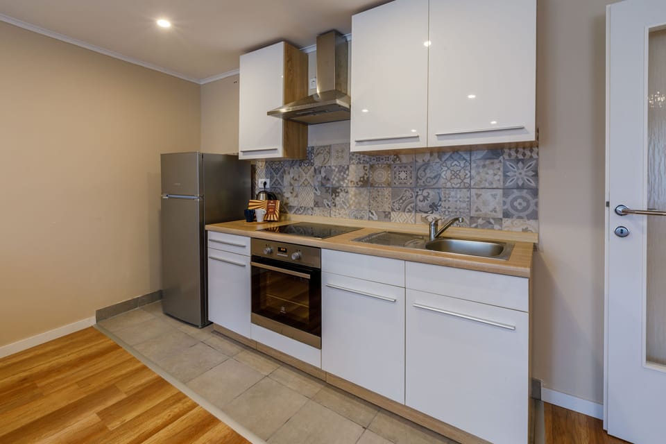 Private kitchen | Fridge, microwave, oven, stovetop